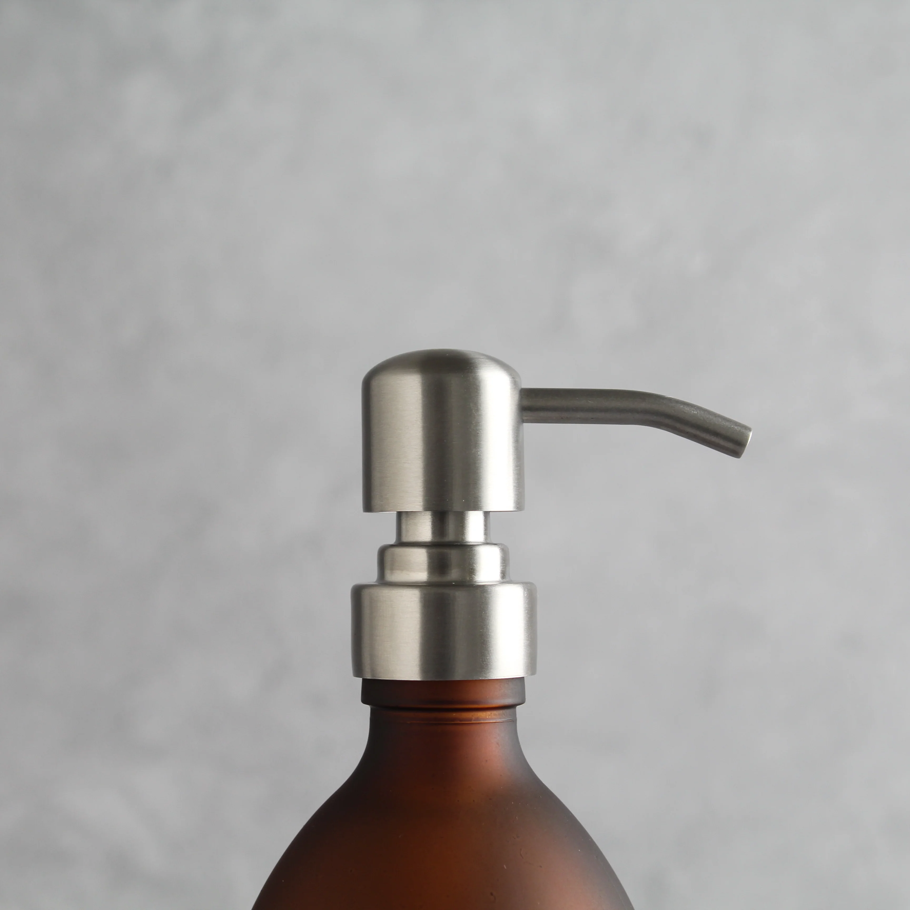 White Tray & Frosted Amber Dispenser Triple Set - Image 8
